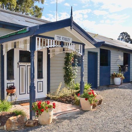 Отель The Stables Wandin North Экстерьер фото