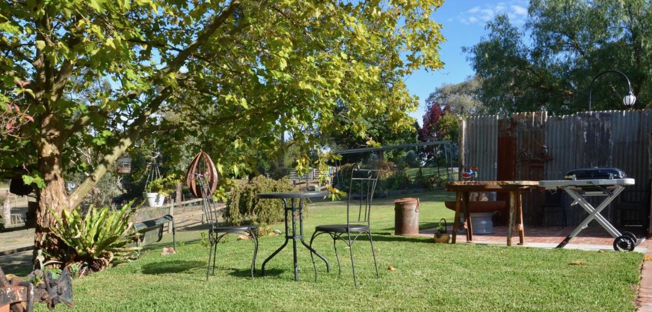 Отель The Stables Wandin North Экстерьер фото