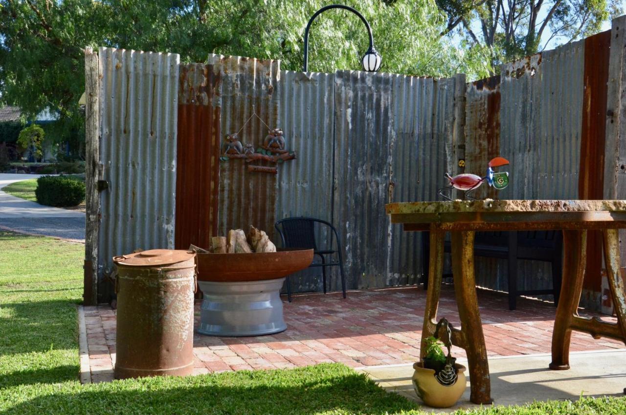 Отель The Stables Wandin North Экстерьер фото