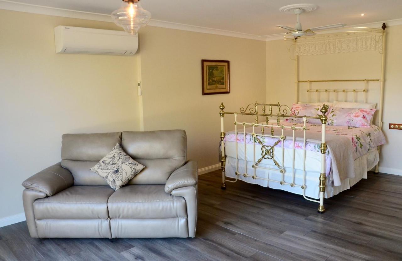 Отель The Stables Wandin North Экстерьер фото