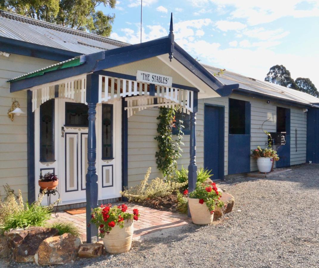 Отель The Stables Wandin North Экстерьер фото