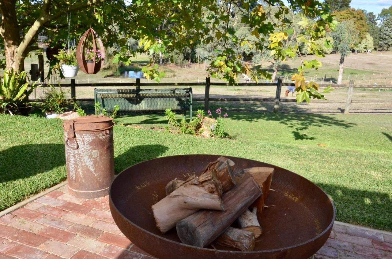 Отель The Stables Wandin North Экстерьер фото