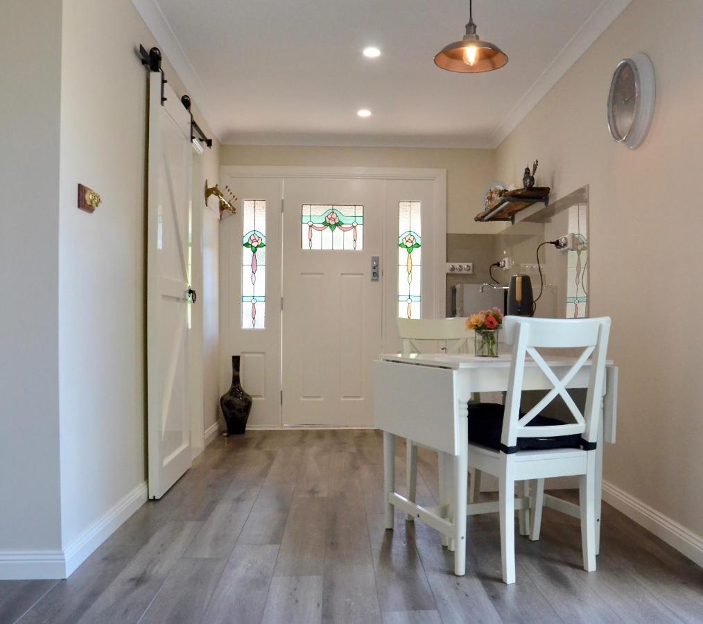 Отель The Stables Wandin North Экстерьер фото
