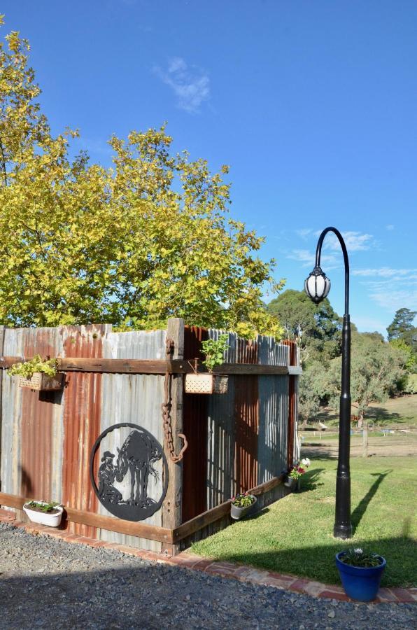 Отель The Stables Wandin North Экстерьер фото