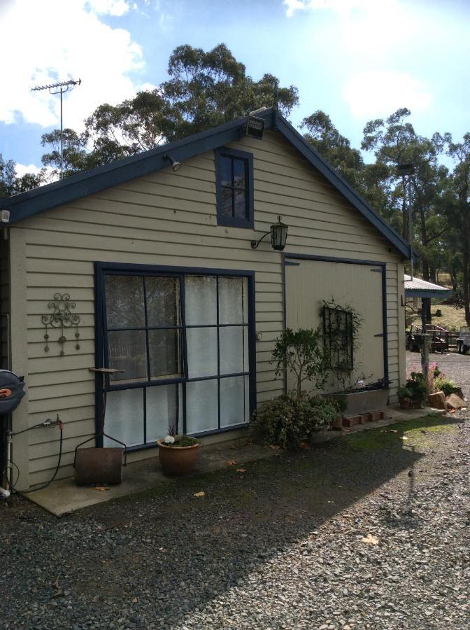 Отель The Stables Wandin North Экстерьер фото