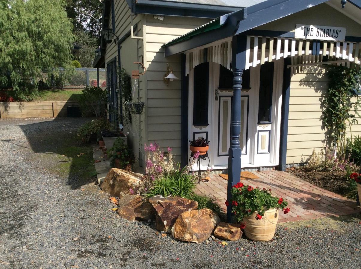 Отель The Stables Wandin North Экстерьер фото
